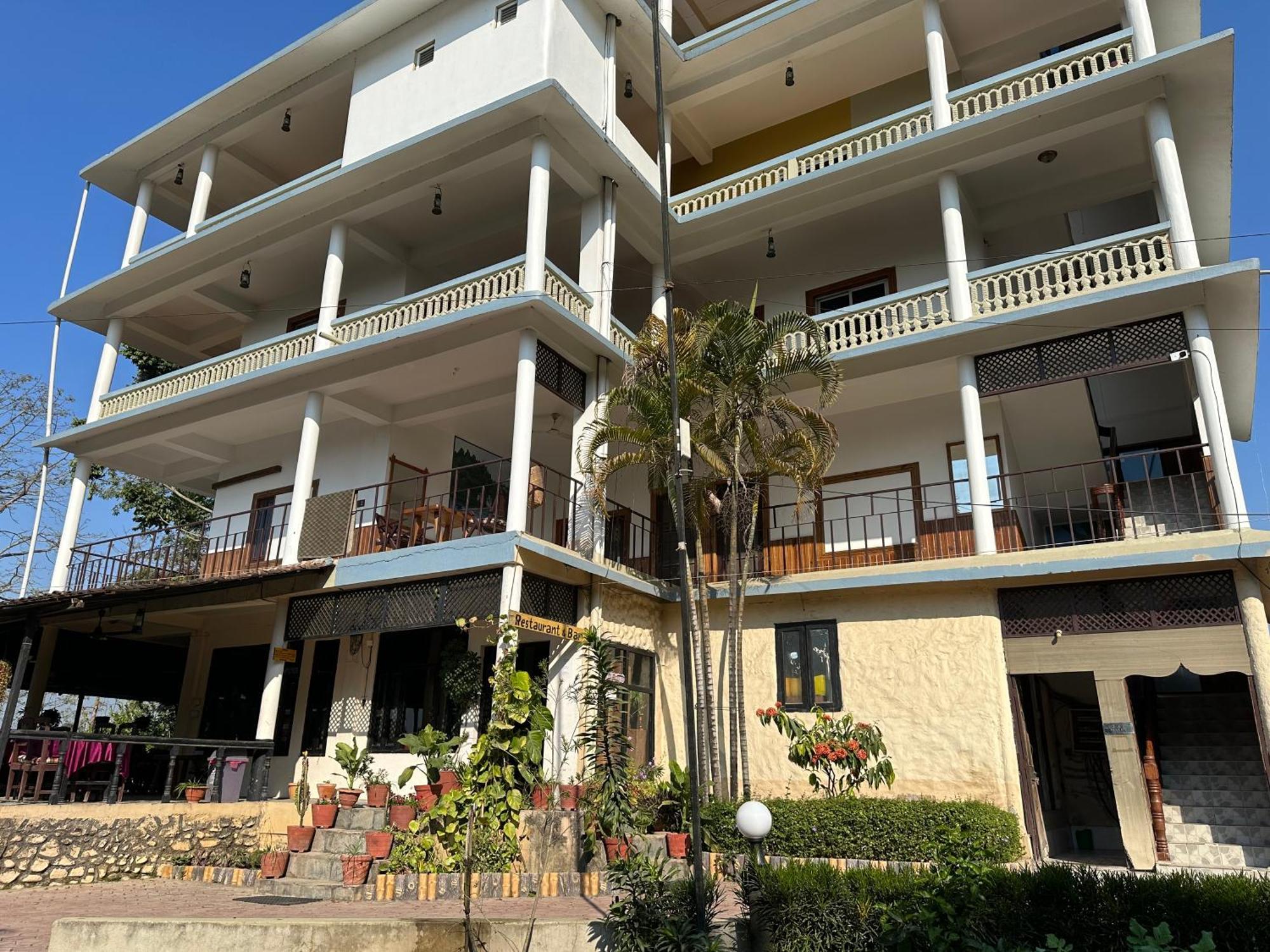 Hotel Riverside Sauraha Eksteriør billede