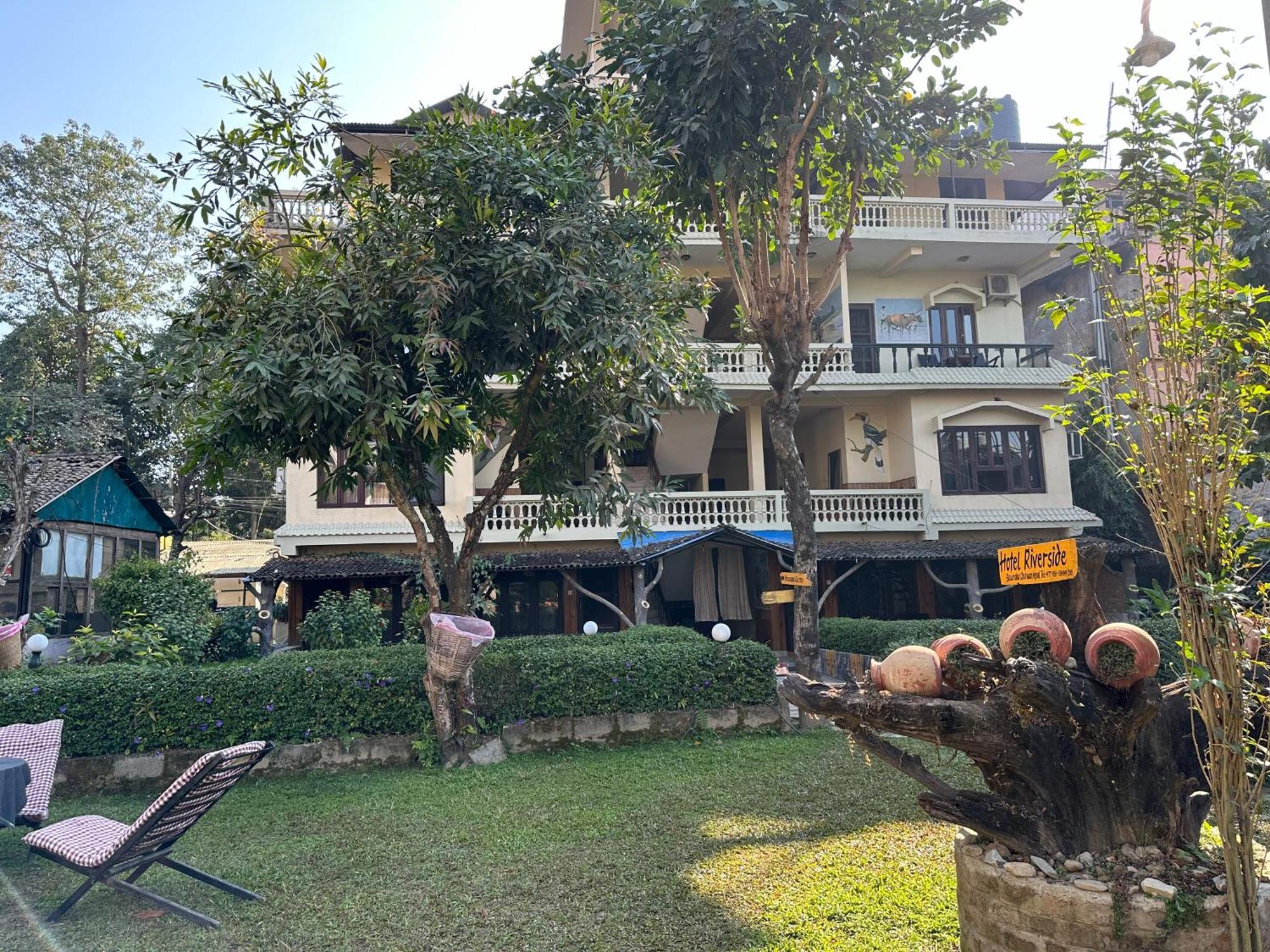 Hotel Riverside Sauraha Eksteriør billede