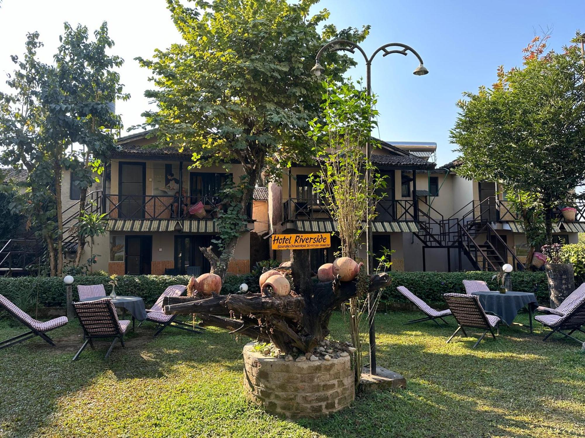 Hotel Riverside Sauraha Eksteriør billede