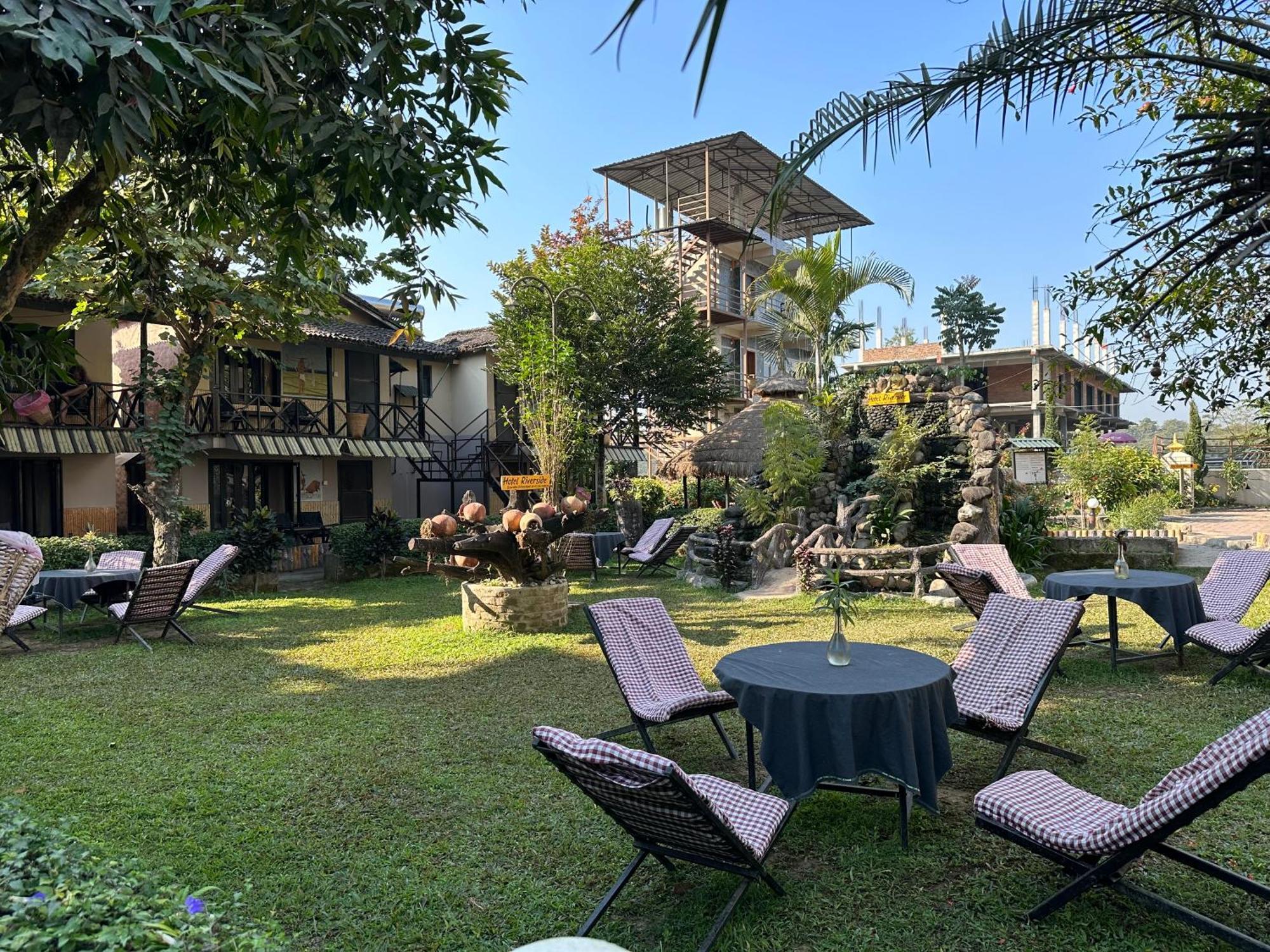 Hotel Riverside Sauraha Eksteriør billede