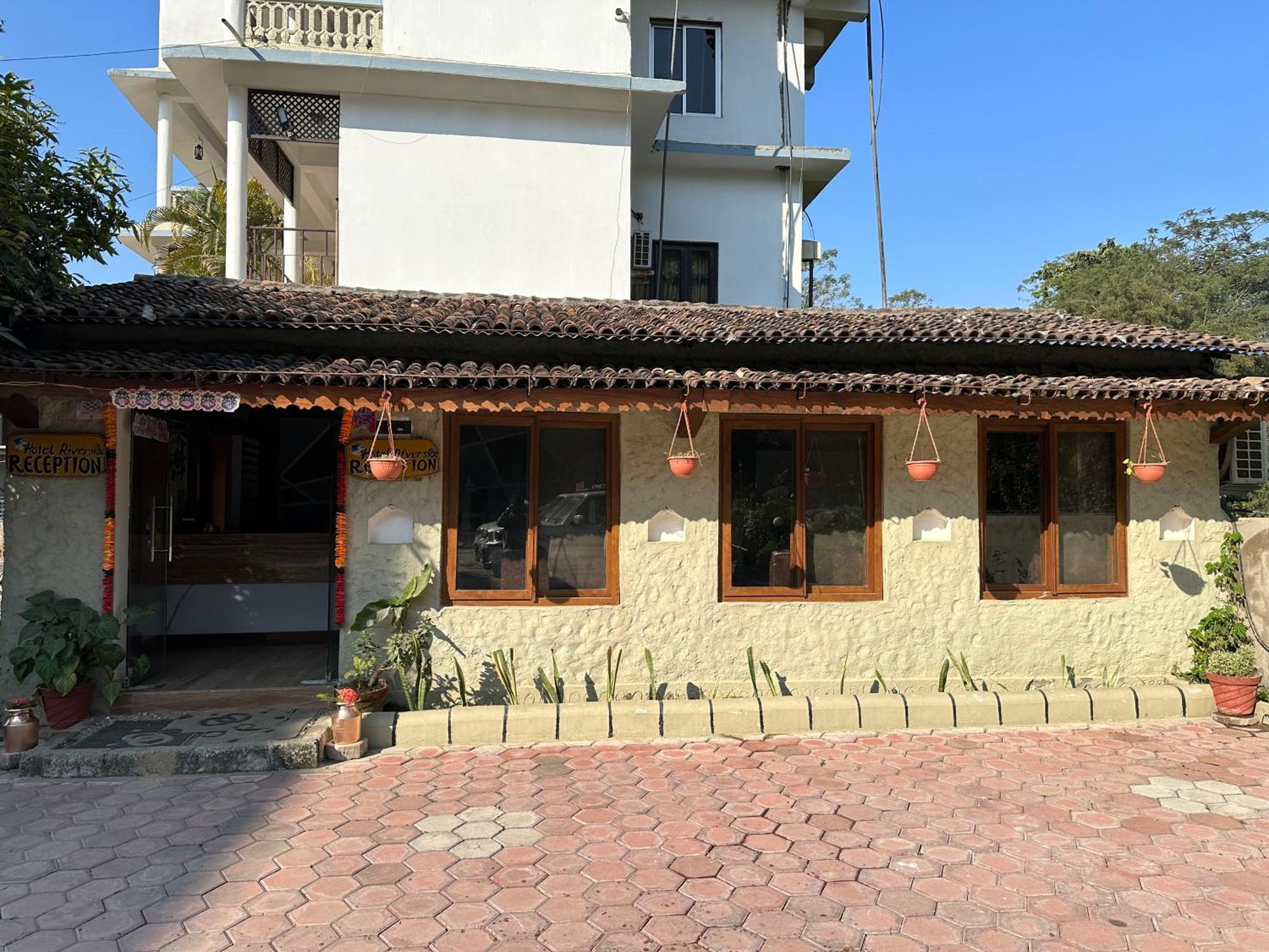 Hotel Riverside Sauraha Eksteriør billede