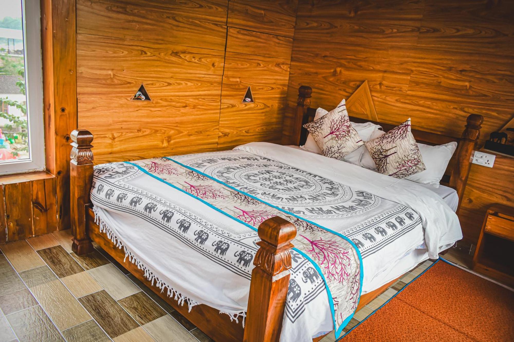 Hotel Riverside Sauraha Eksteriør billede
