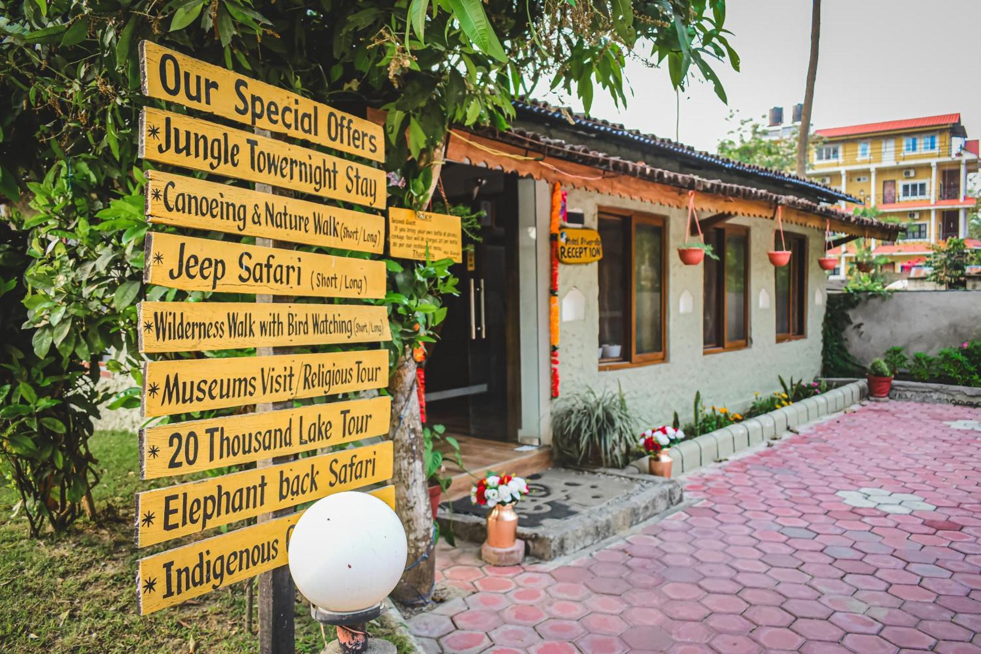 Hotel Riverside Sauraha Eksteriør billede