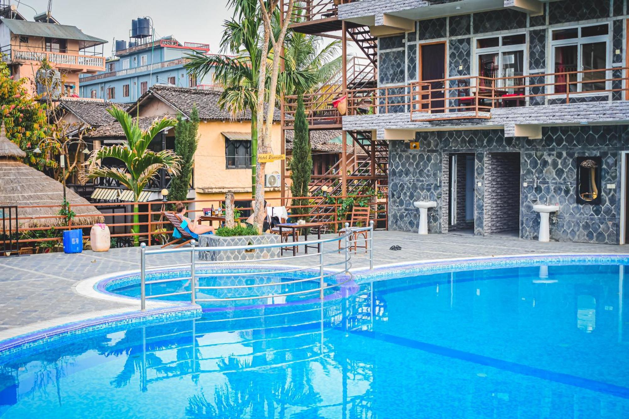 Hotel Riverside Sauraha Eksteriør billede