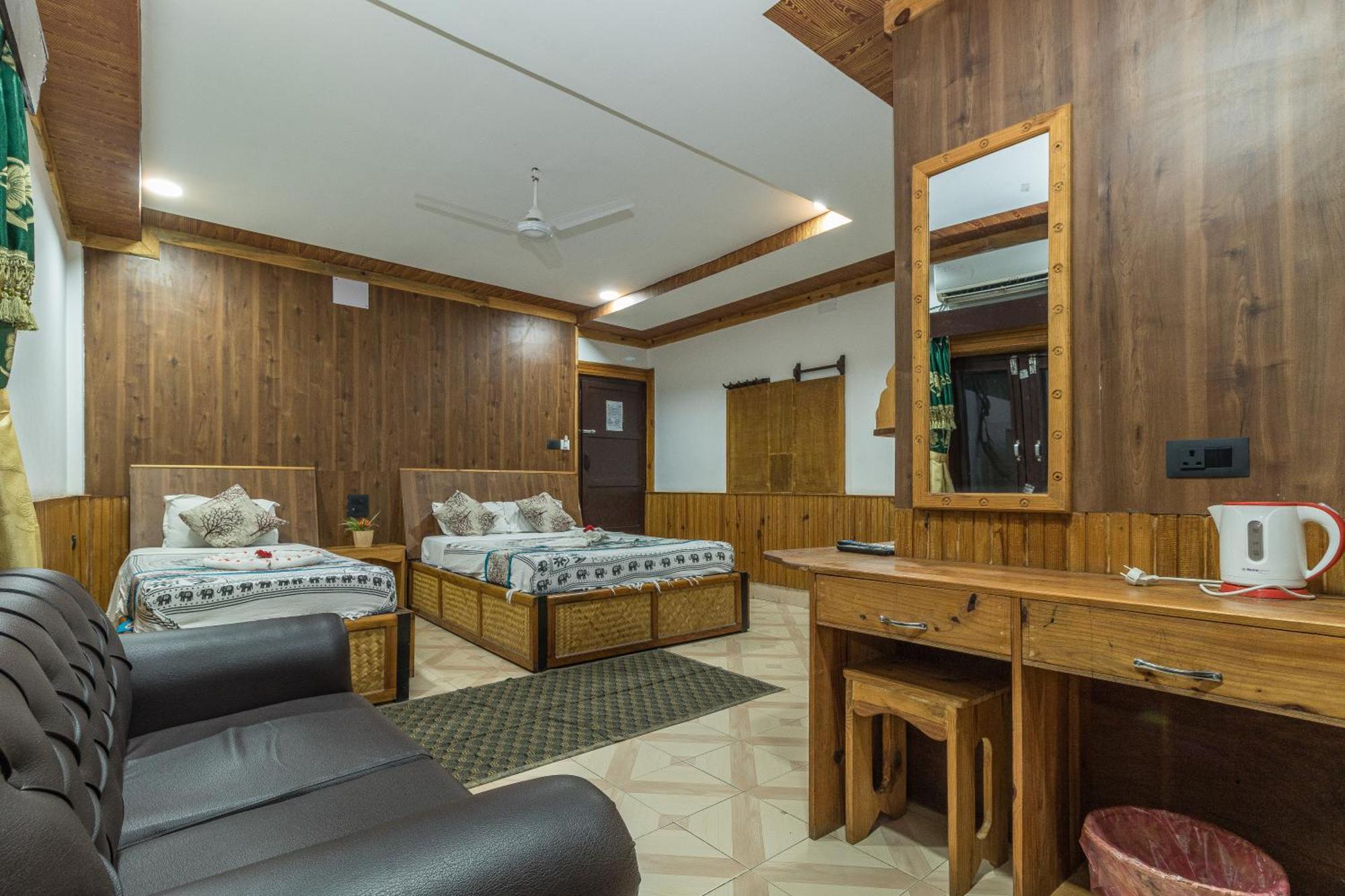 Hotel Riverside Sauraha Eksteriør billede