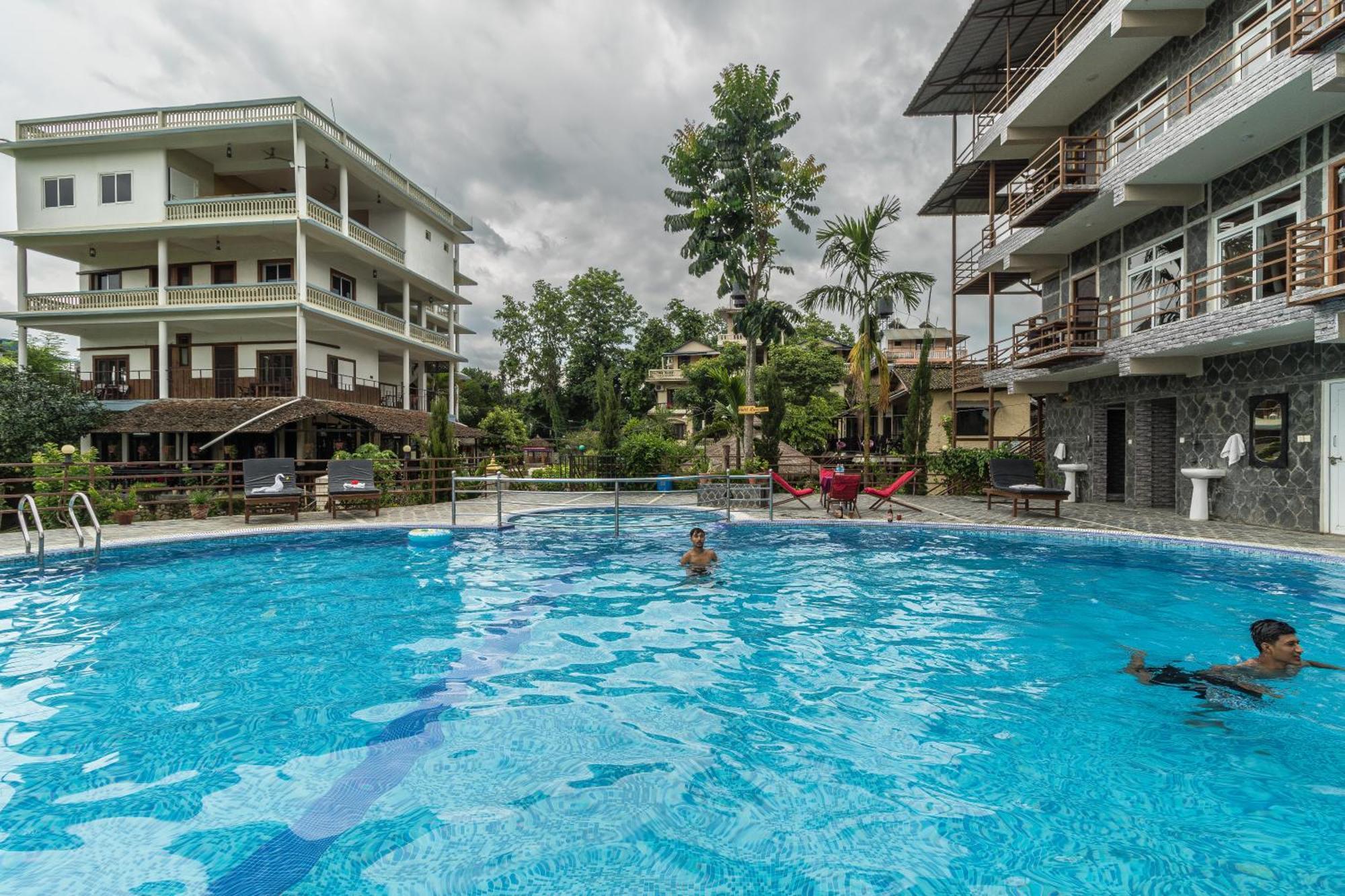 Hotel Riverside Sauraha Eksteriør billede
