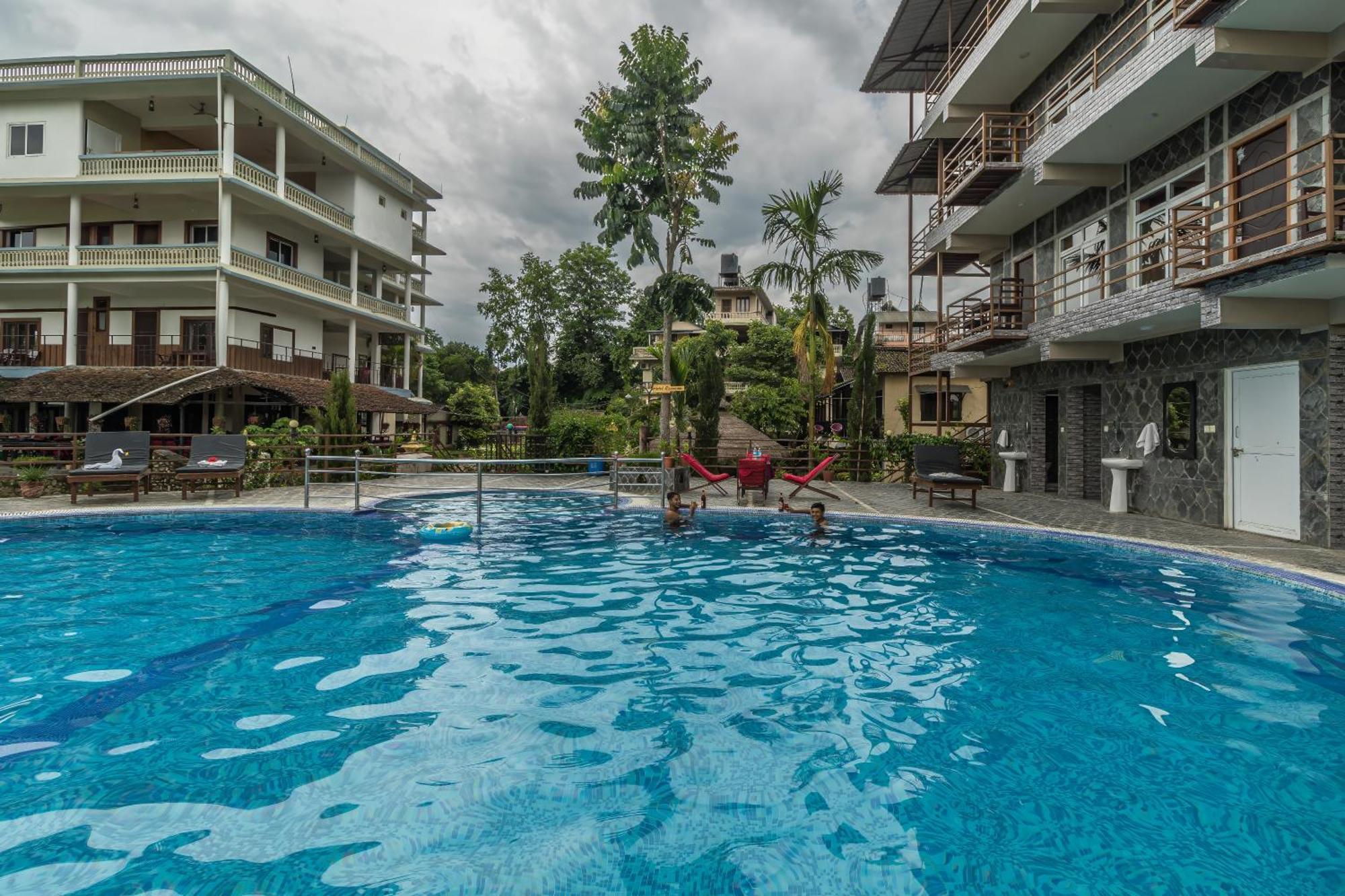 Hotel Riverside Sauraha Eksteriør billede