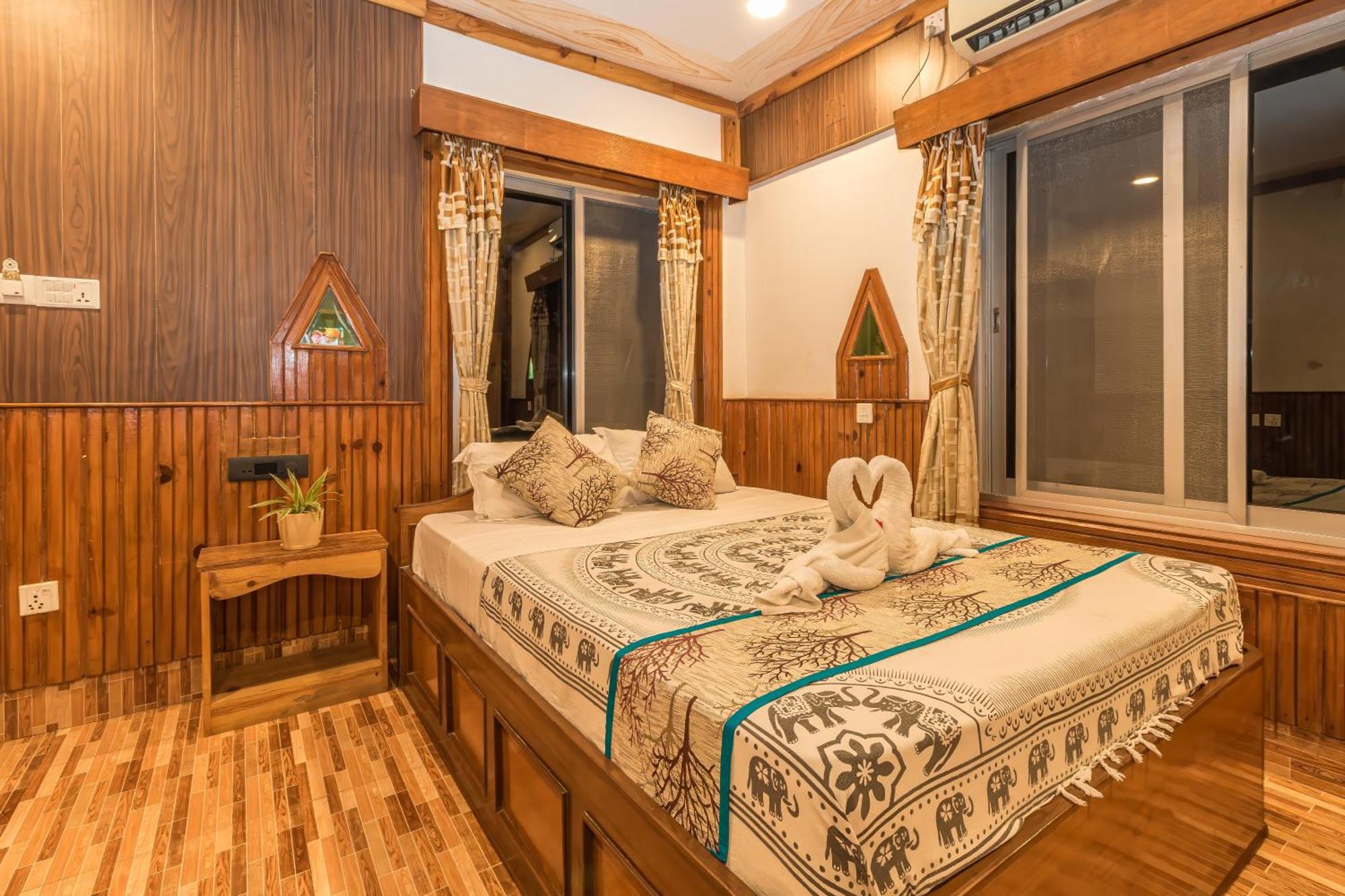 Hotel Riverside Sauraha Eksteriør billede
