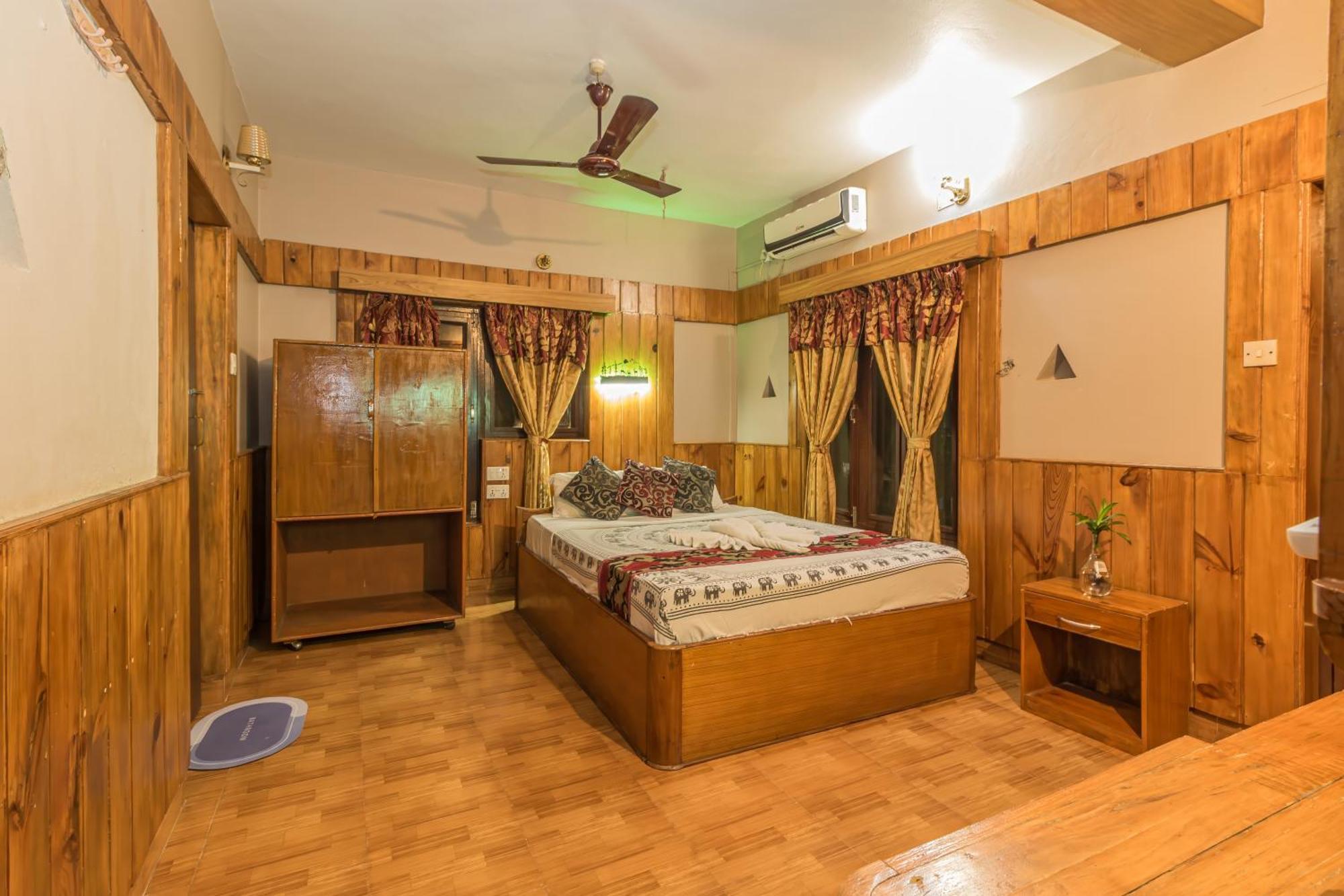 Hotel Riverside Sauraha Eksteriør billede