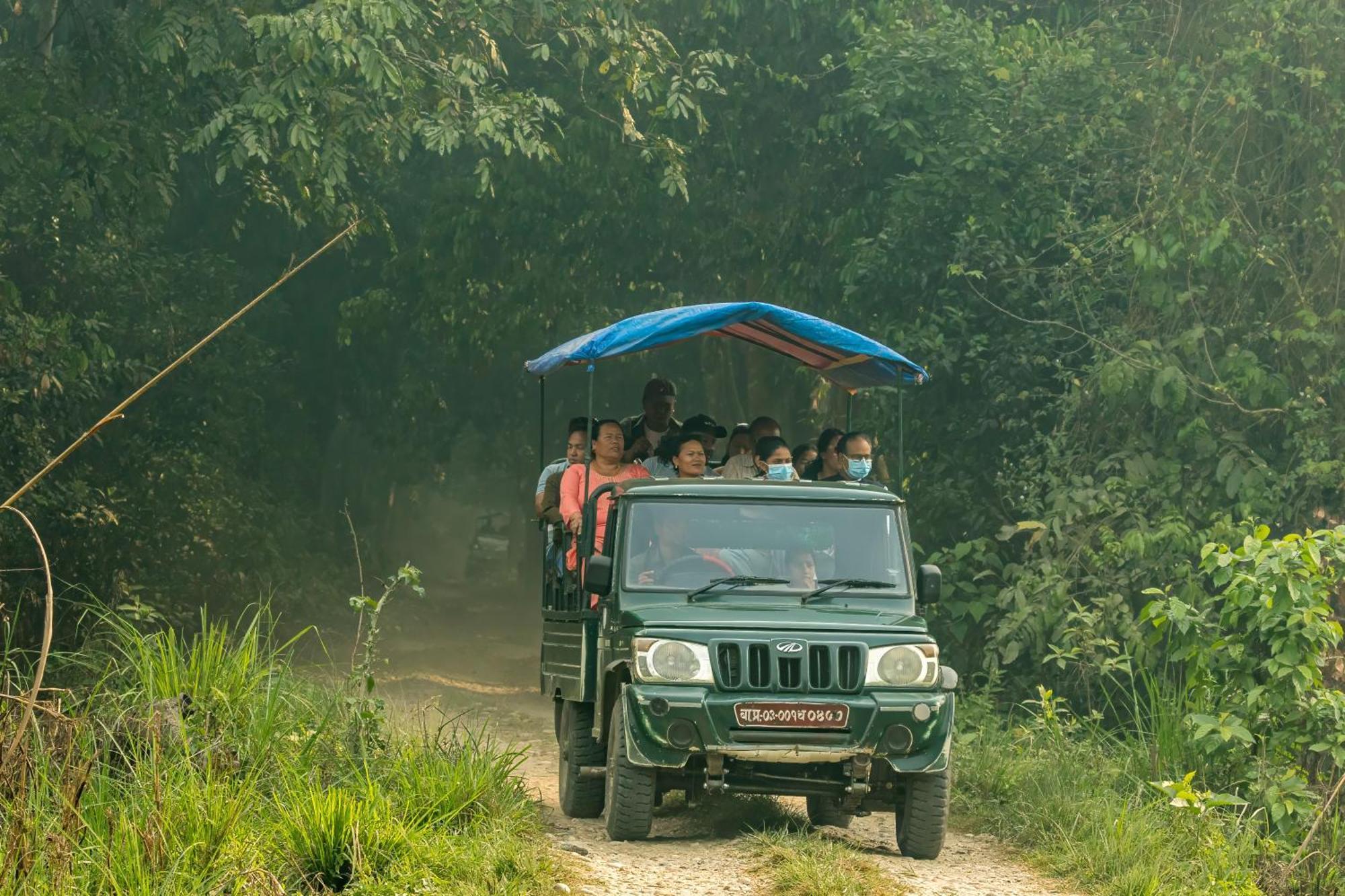 Hotel Riverside Sauraha Eksteriør billede
