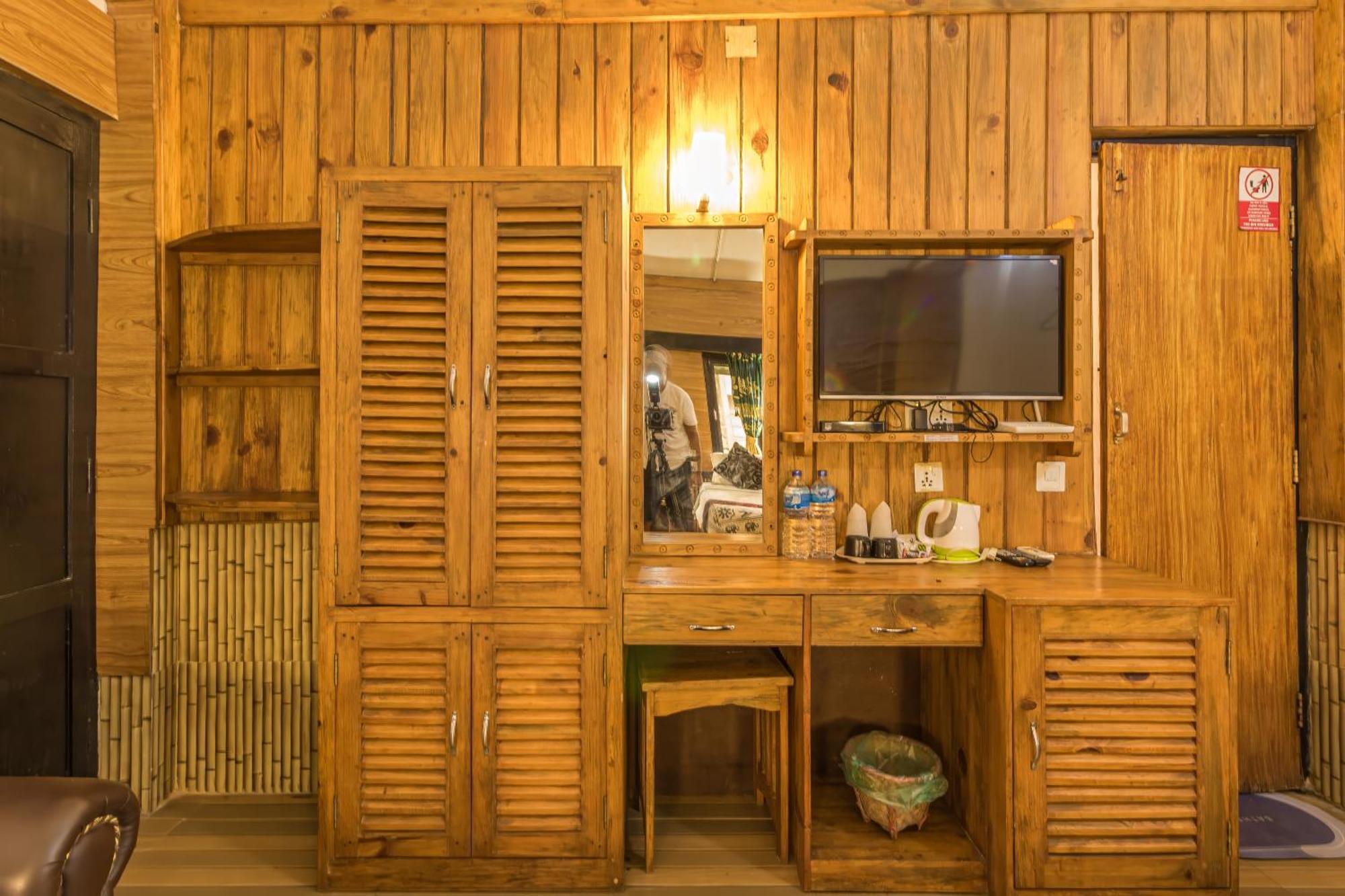 Hotel Riverside Sauraha Eksteriør billede
