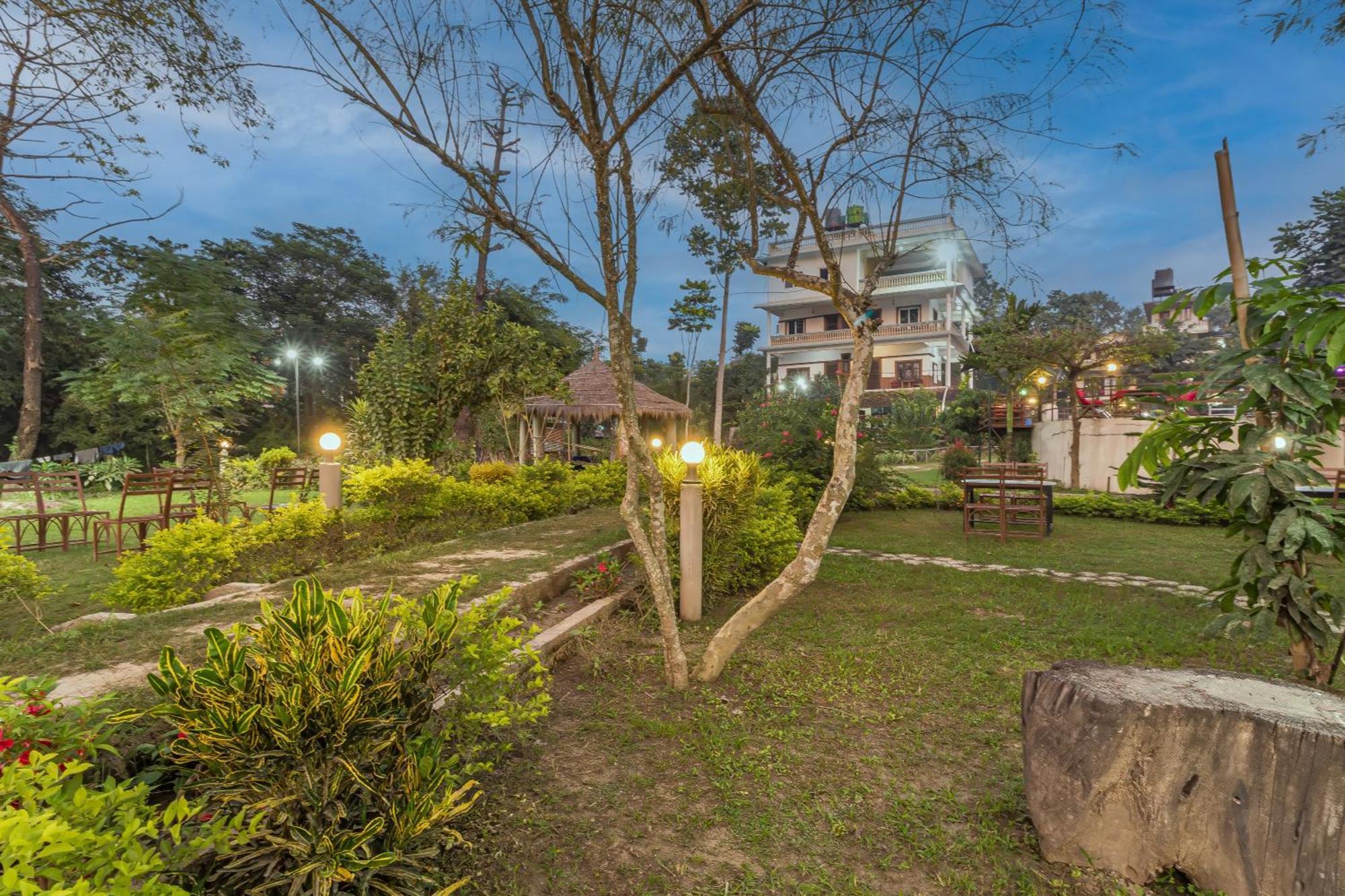 Hotel Riverside Sauraha Eksteriør billede