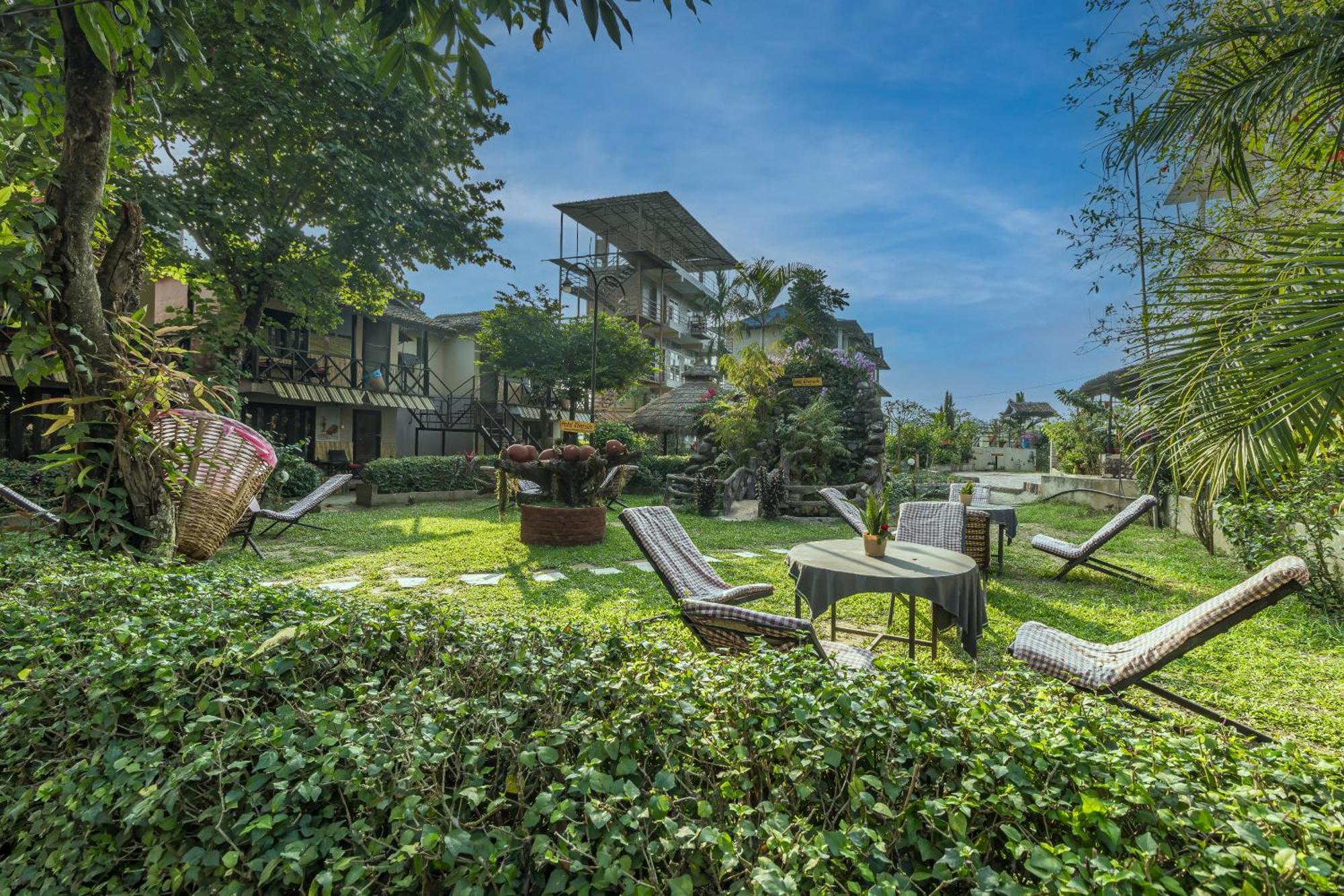 Hotel Riverside Sauraha Eksteriør billede
