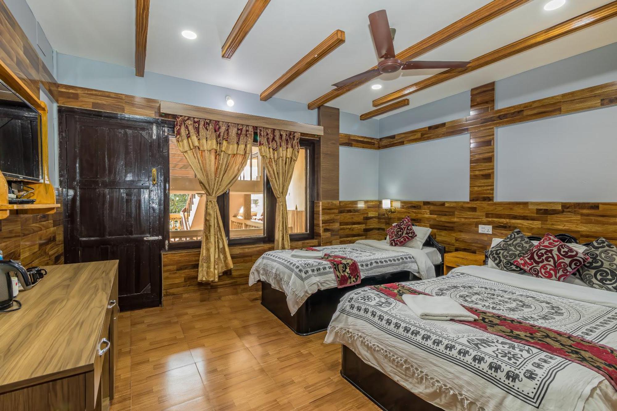 Hotel Riverside Sauraha Eksteriør billede