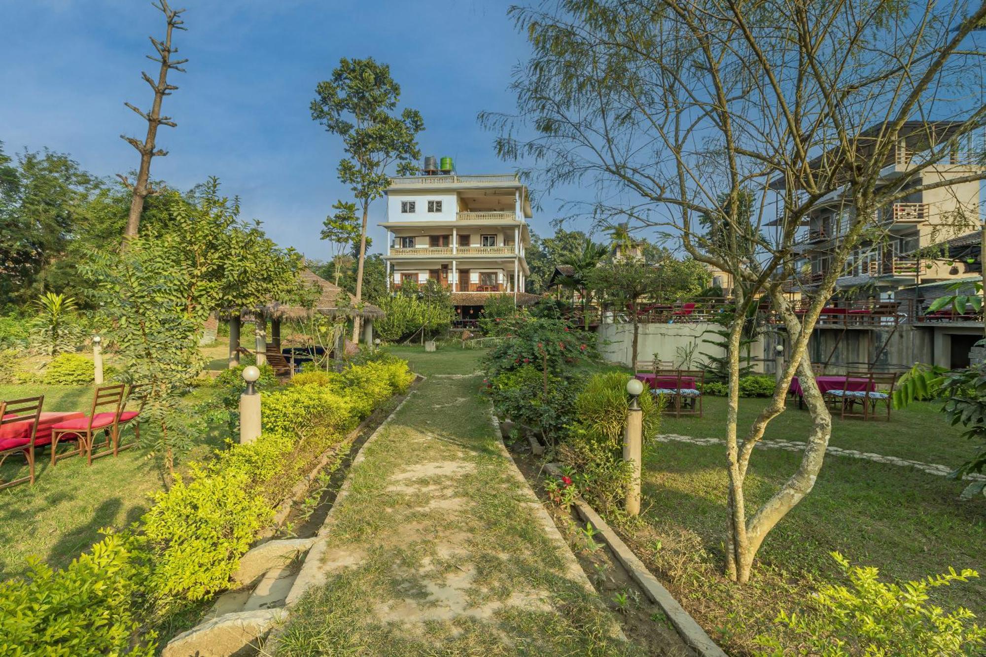 Hotel Riverside Sauraha Eksteriør billede