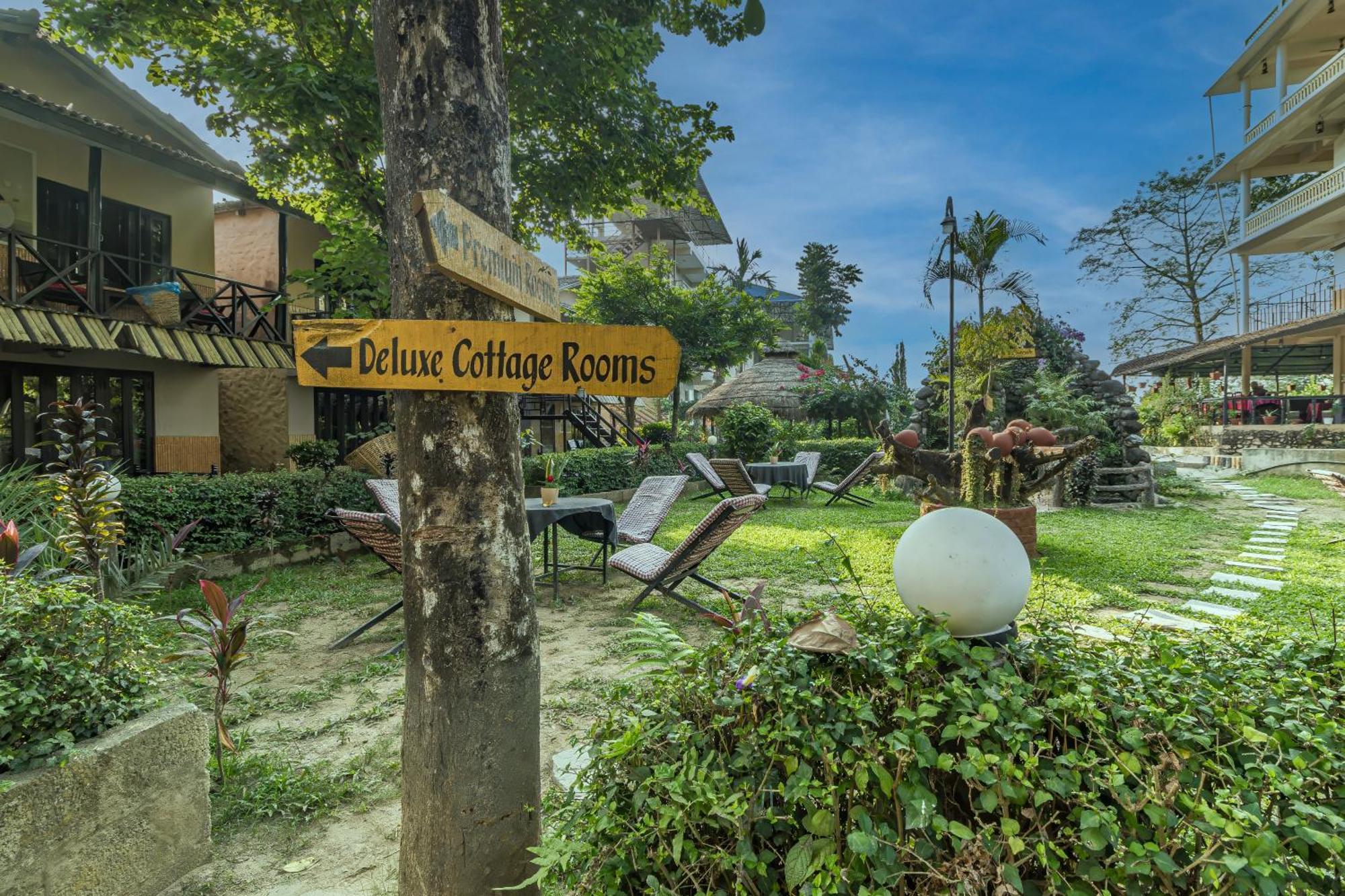 Hotel Riverside Sauraha Eksteriør billede