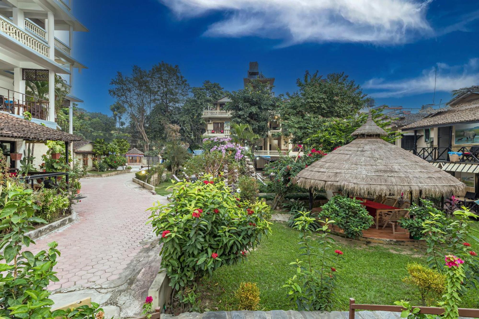Hotel Riverside Sauraha Eksteriør billede
