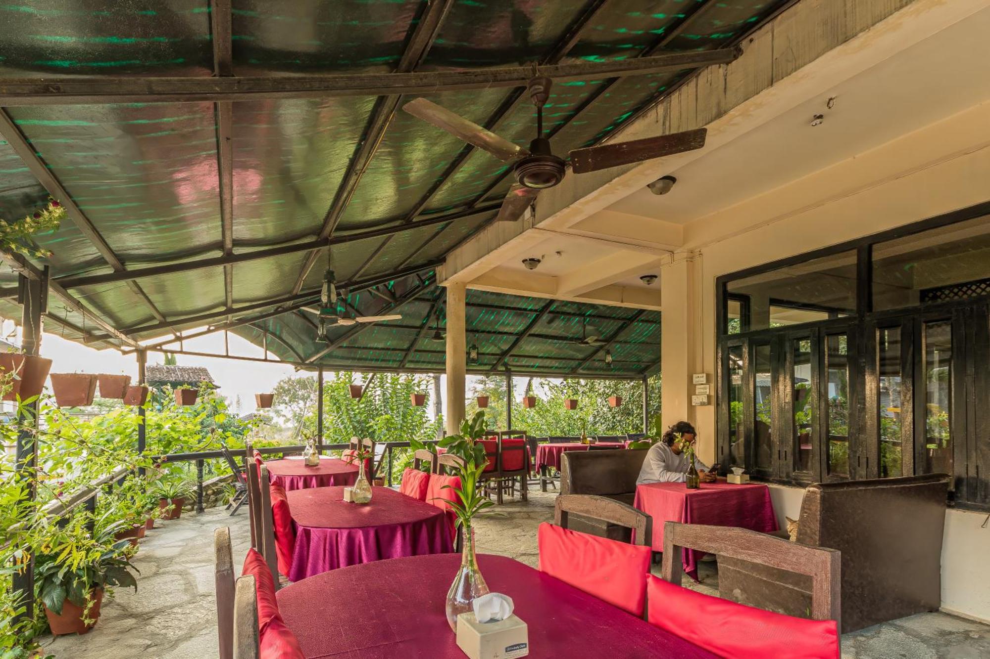 Hotel Riverside Sauraha Eksteriør billede