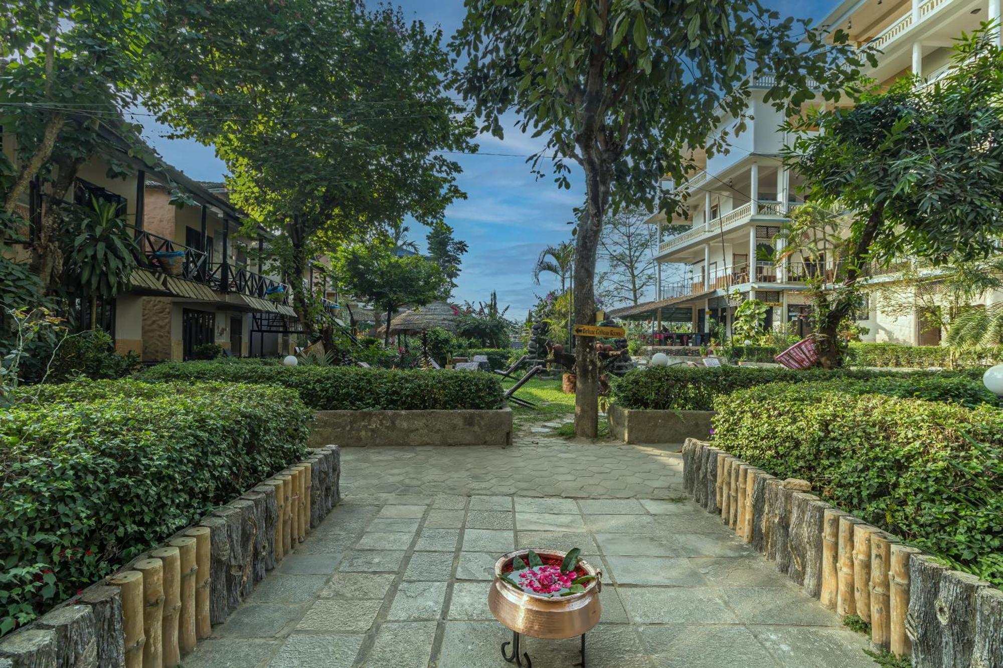 Hotel Riverside Sauraha Eksteriør billede