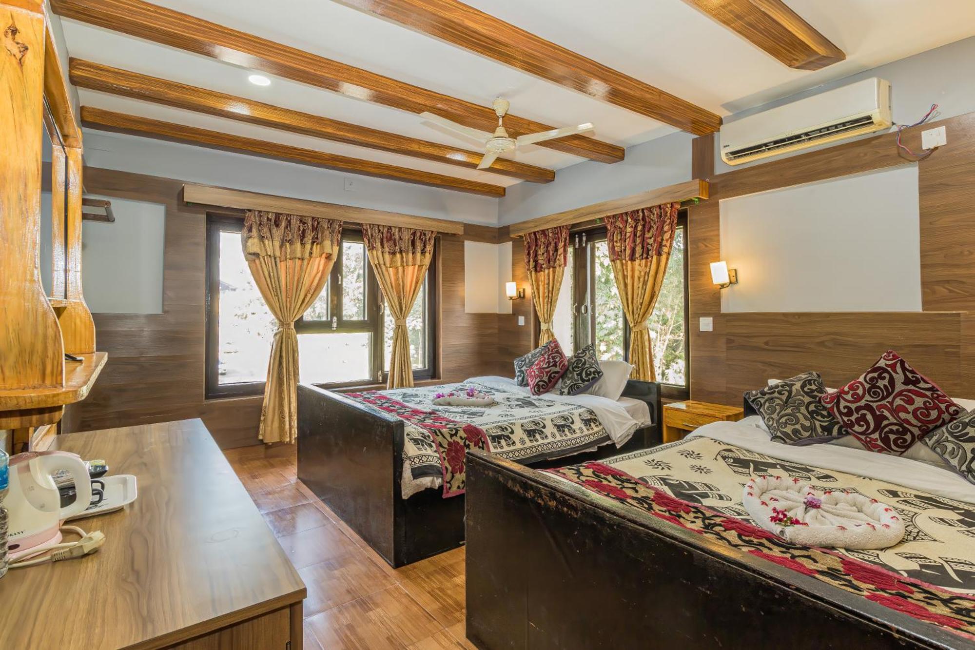 Hotel Riverside Sauraha Eksteriør billede