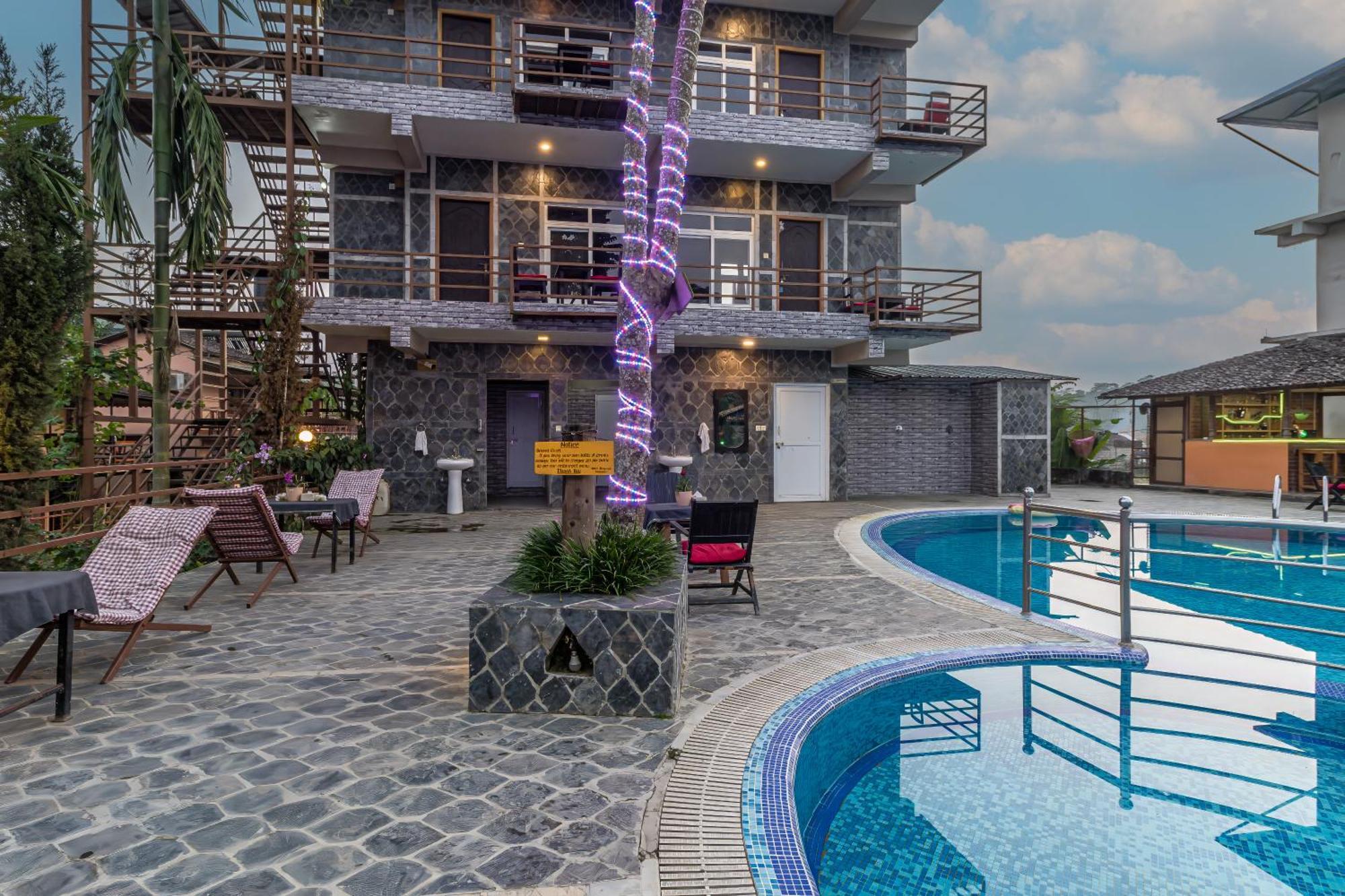 Hotel Riverside Sauraha Eksteriør billede