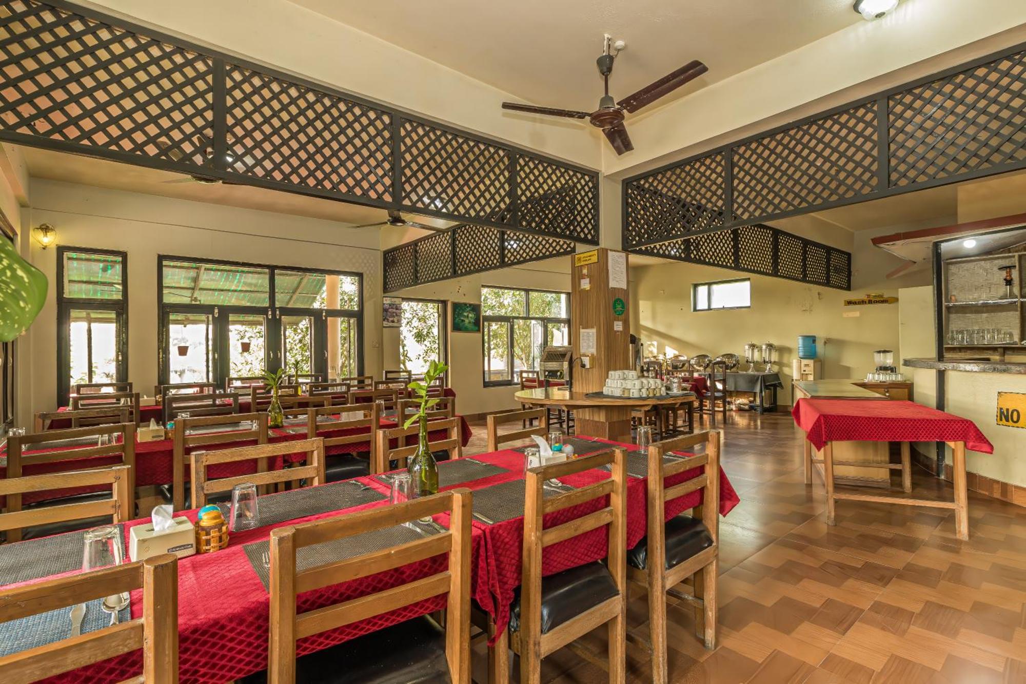 Hotel Riverside Sauraha Eksteriør billede