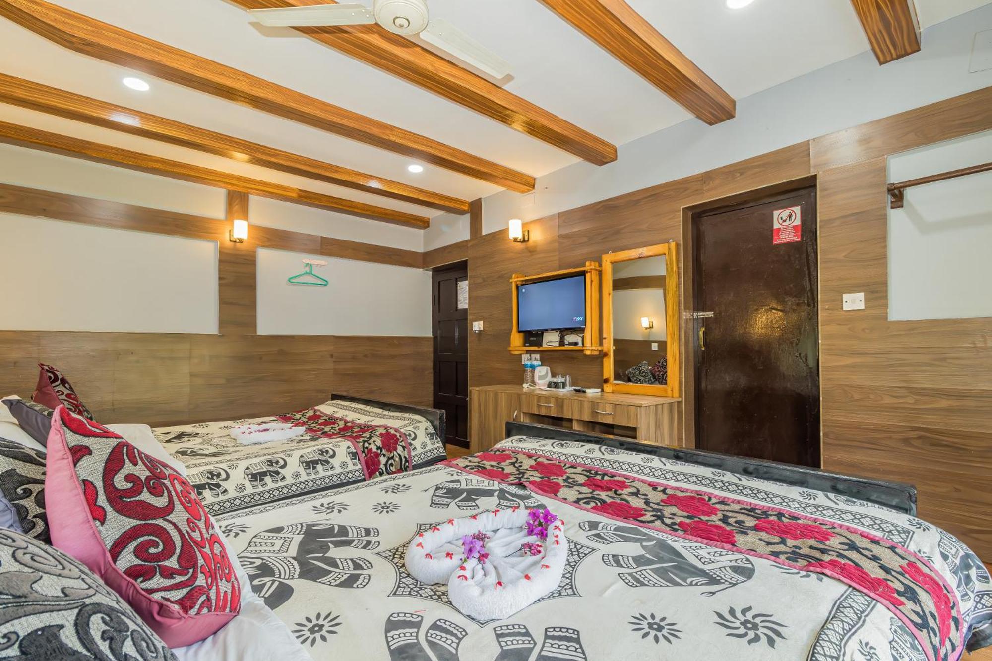 Hotel Riverside Sauraha Eksteriør billede
