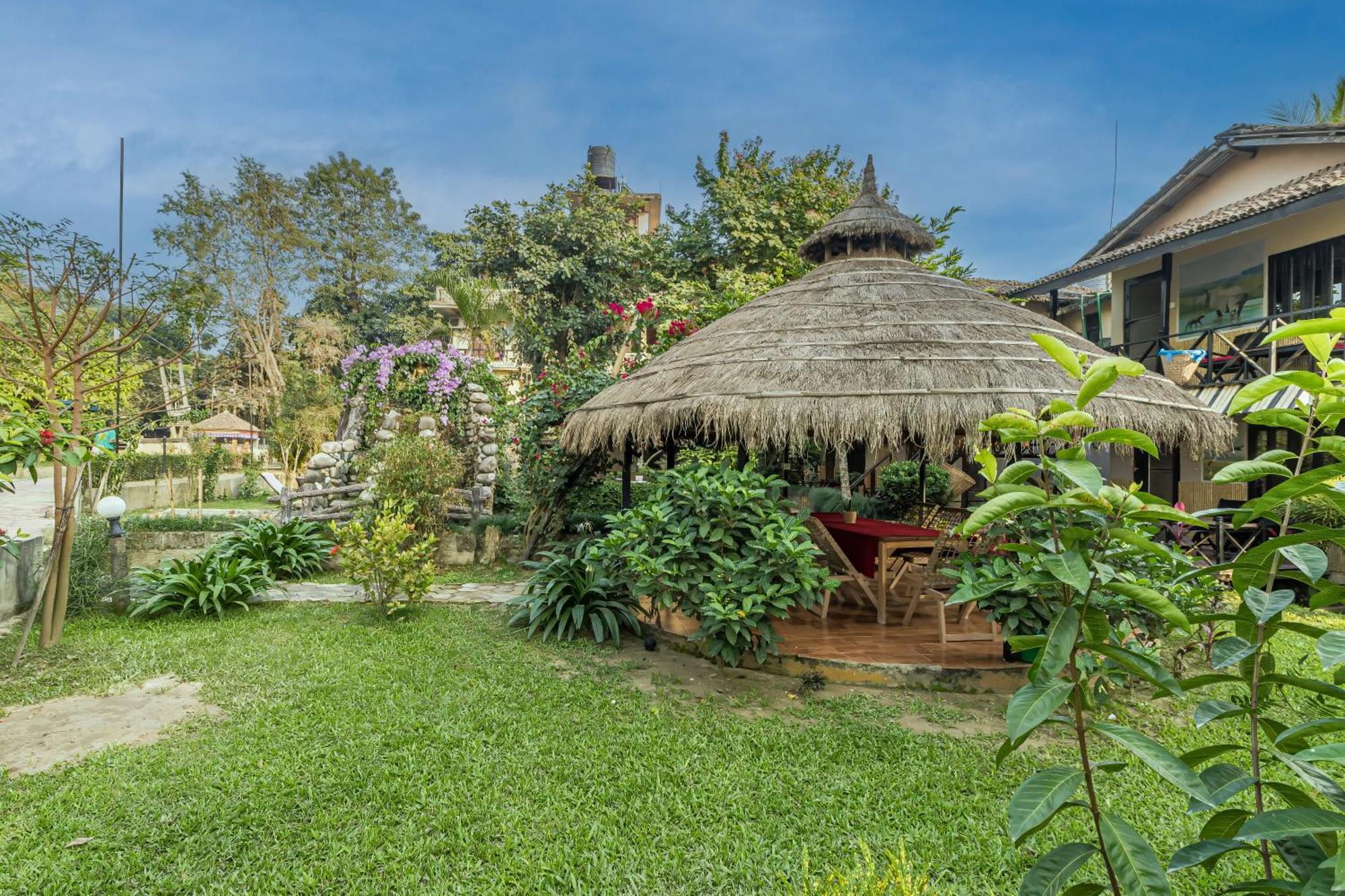 Hotel Riverside Sauraha Eksteriør billede